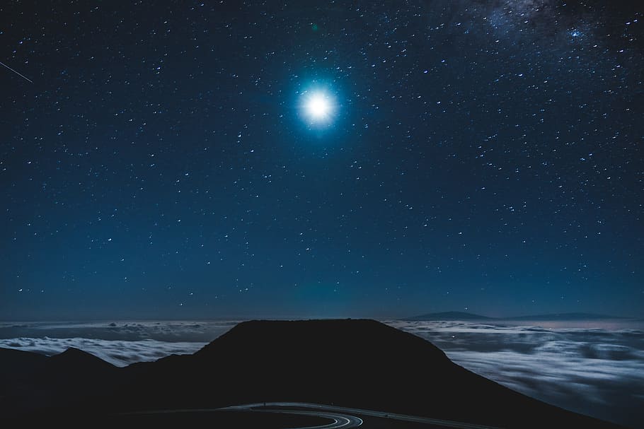 silhouette photo of body of water under blue sky at night, silhouette of mountain under stars and moon HD wallpaper