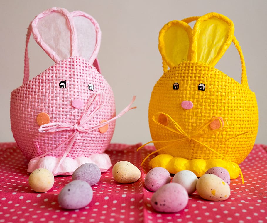 two yellow and pink wicker rabbit baskets with assorted-color pebbles HD wallpaper