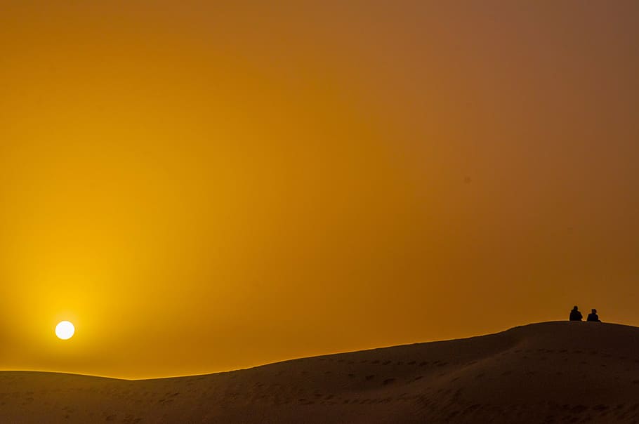 silhouette photography of two person at desert under sunsert, HD wallpaper