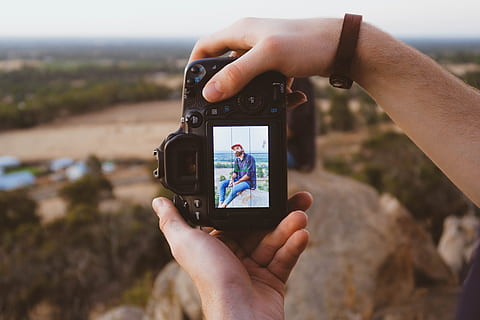 person using black DSLR camera, person holding black DSLR camera HD wallpaper