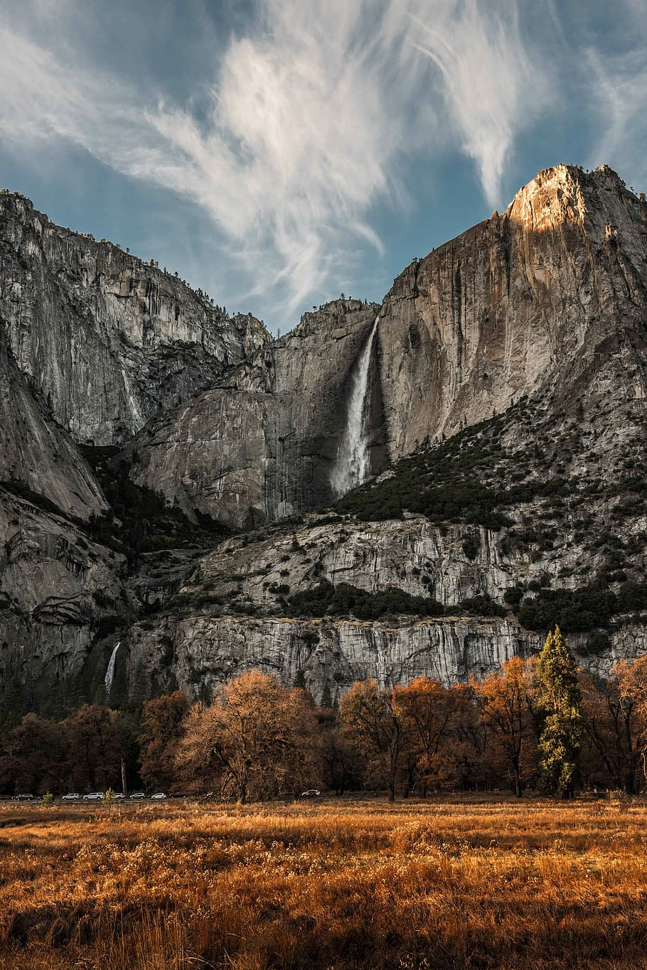 waterfalls o mountain, horsetail waterfall at daytime, rocky, HD wallpaper