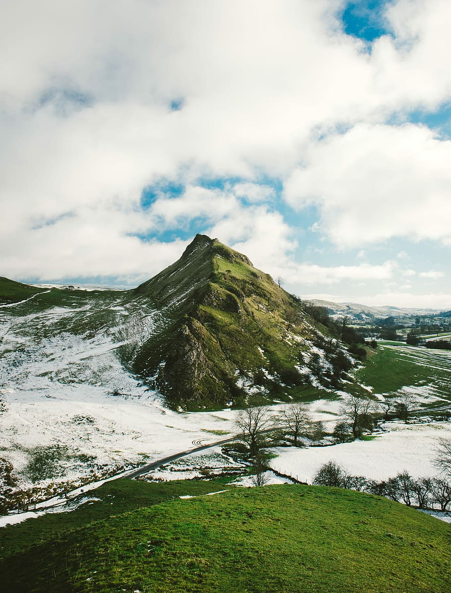 Under hill. Снежные холмы. Белые холмы. Холм. Горы неснежные.