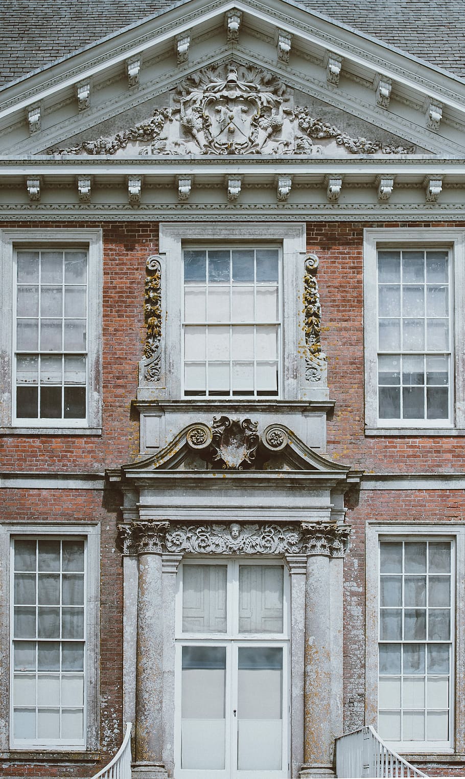 Uppark House, Petersfield, white and brown painted house, carving HD wallpaper