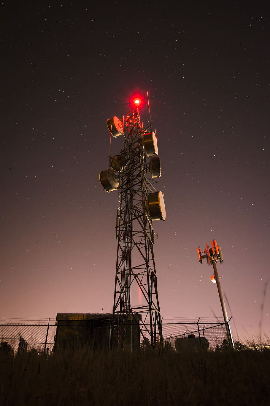 low angle of gray metal electric post, silver satellite tower HD wallpaper