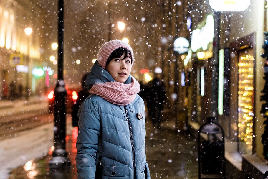 woman at the sidewalk near people and buildings during winter, woman wearing parka jacket under the snow HD wallpaper