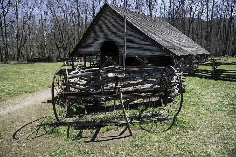 Log House with cart in front at Great Smoky Mountains National Park, North Carolina, HD wallpaper