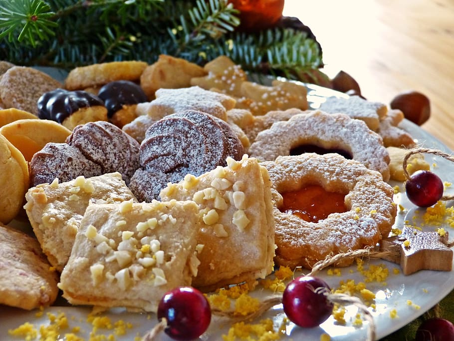 bunch of cookies on top white ceramic plate, christmas cookies, HD wallpaper
