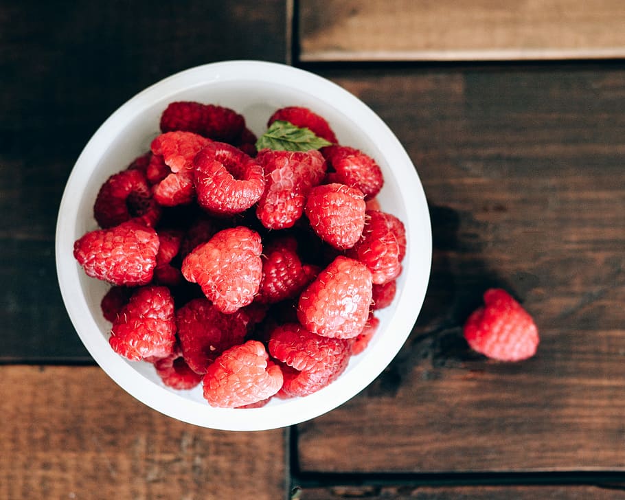 red raspberries in bowl, raspberries on white ceramic bowl, raspberry HD wallpaper