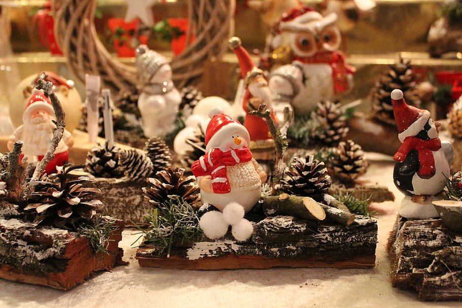 Santa Claus figurine selective focus photography, snow man, winter, HD wallpaper