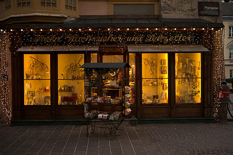food cart in front of store, shop window, candlemaker, gingerbread maker HD wallpaper
