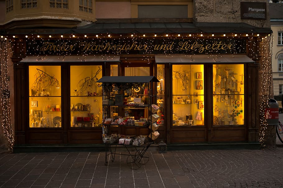food cart in front of store, shop window, candlemaker, gingerbread maker HD wallpaper