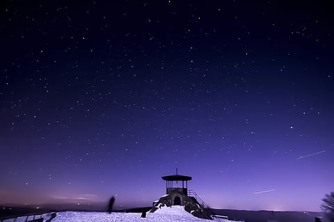 black concrete gazebo covered in snow, gazebo under starry sky HD wallpaper