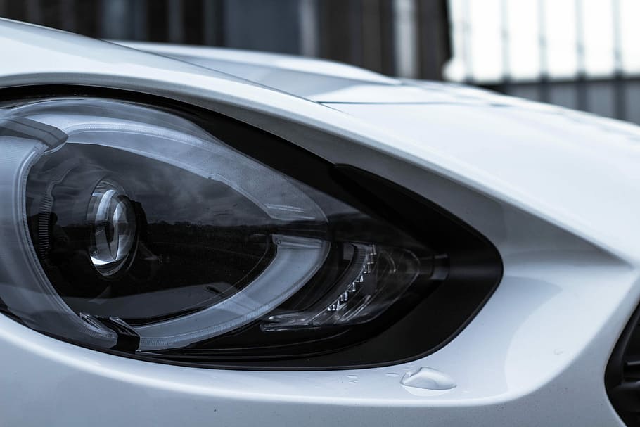 car headlight in shallow focus lens, selective focus photograph of vehicle headlight HD wallpaper