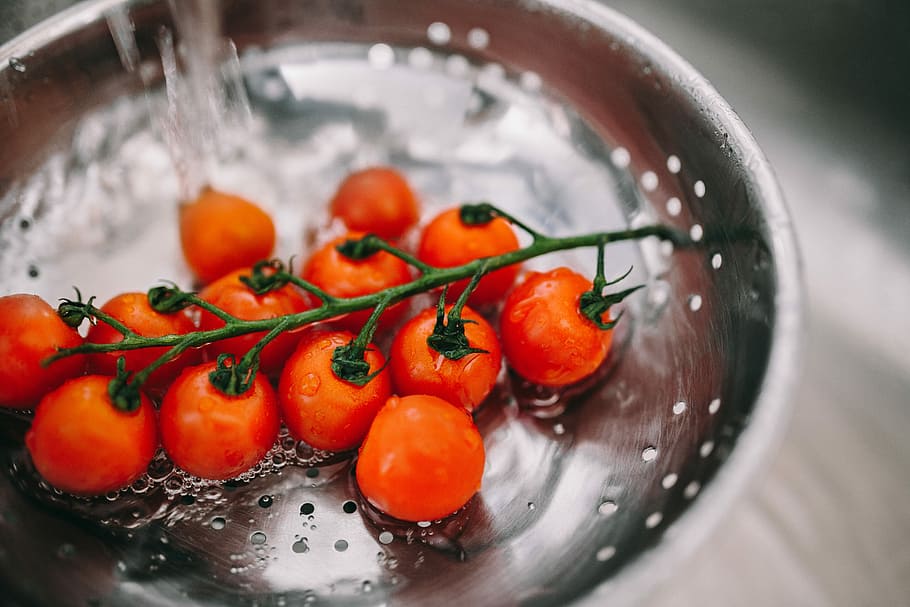Washing vegetables in colander, tomatoes, green bean, healthy HD wallpaper