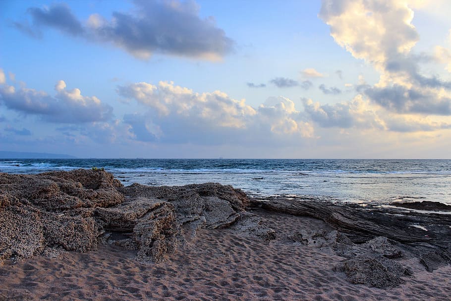 photo of sands and rocks near body of water, photo rock formations near body of water HD wallpaper