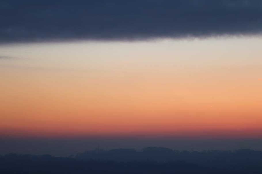 silhouette of mountains under gray and orange sky during sundown, silhouette of mountains under orange sky at golden hour HD wallpaper