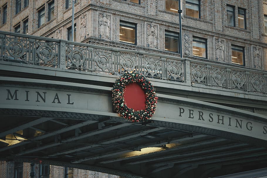 Terminal Pershing, green and red wreath on bridge, building, architecture HD wallpaper