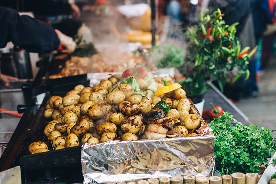 Roasted potatoes with vegetables, healthy, street food, market, HD wallpaper