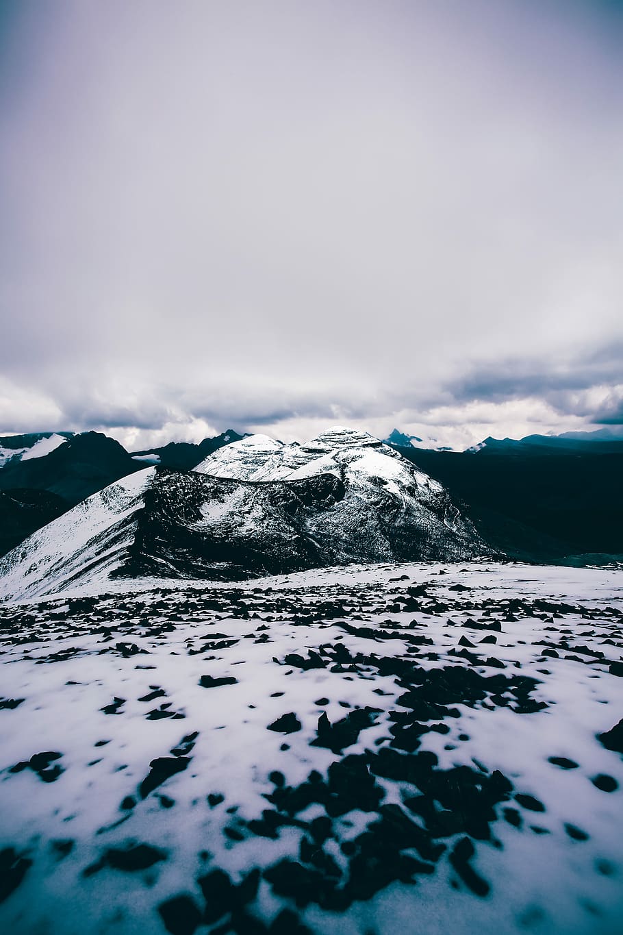 mountain covered by snow, ground covered with snow under white sky HD wallpaper