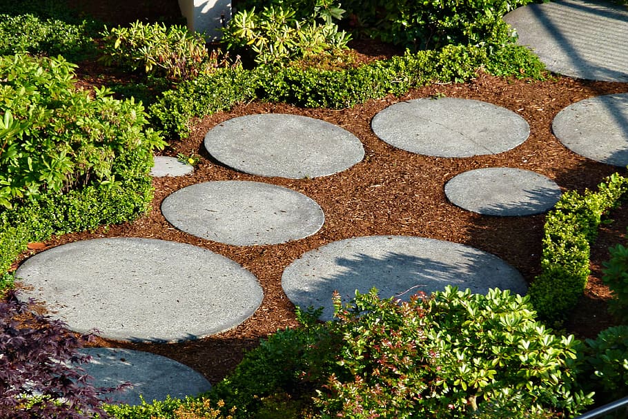 Garden With Round Concrete Pavement, How To Create A Curved Garden Path