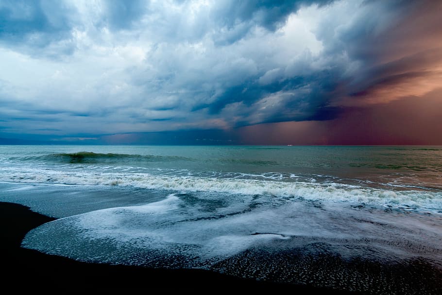 body of water under white cloudy sky, nature, crashing, waves HD wallpaper