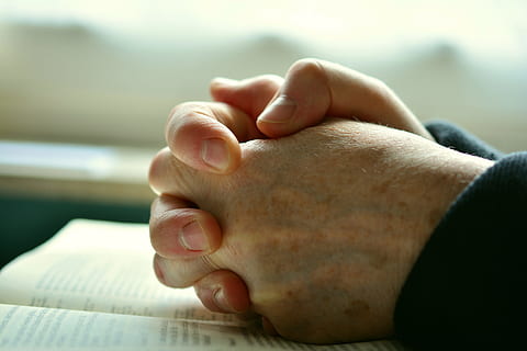 depth of field photograph of person arm closed on book, pray HD wallpaper