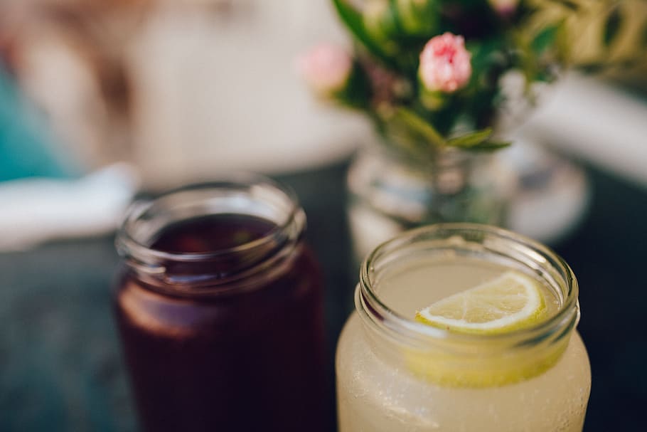 Clear Glass Mason Jar With Lemon Slice on Top of Cocktail, beverages HD wallpaper