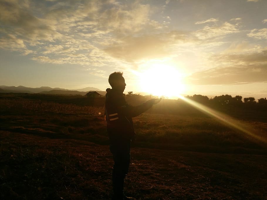 update, post it, timeline, sky, sunset, real people, sunlight HD wallpaper