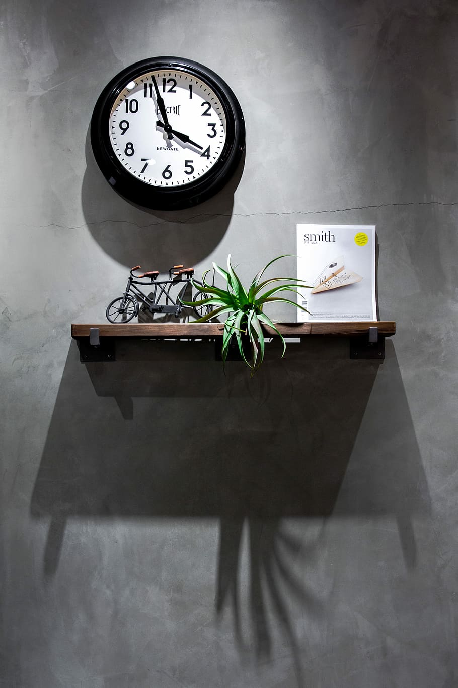 black and white analog wall clock displaying 3:58, round black and white analog wall clock near brown wooden floating shelf HD wallpaper