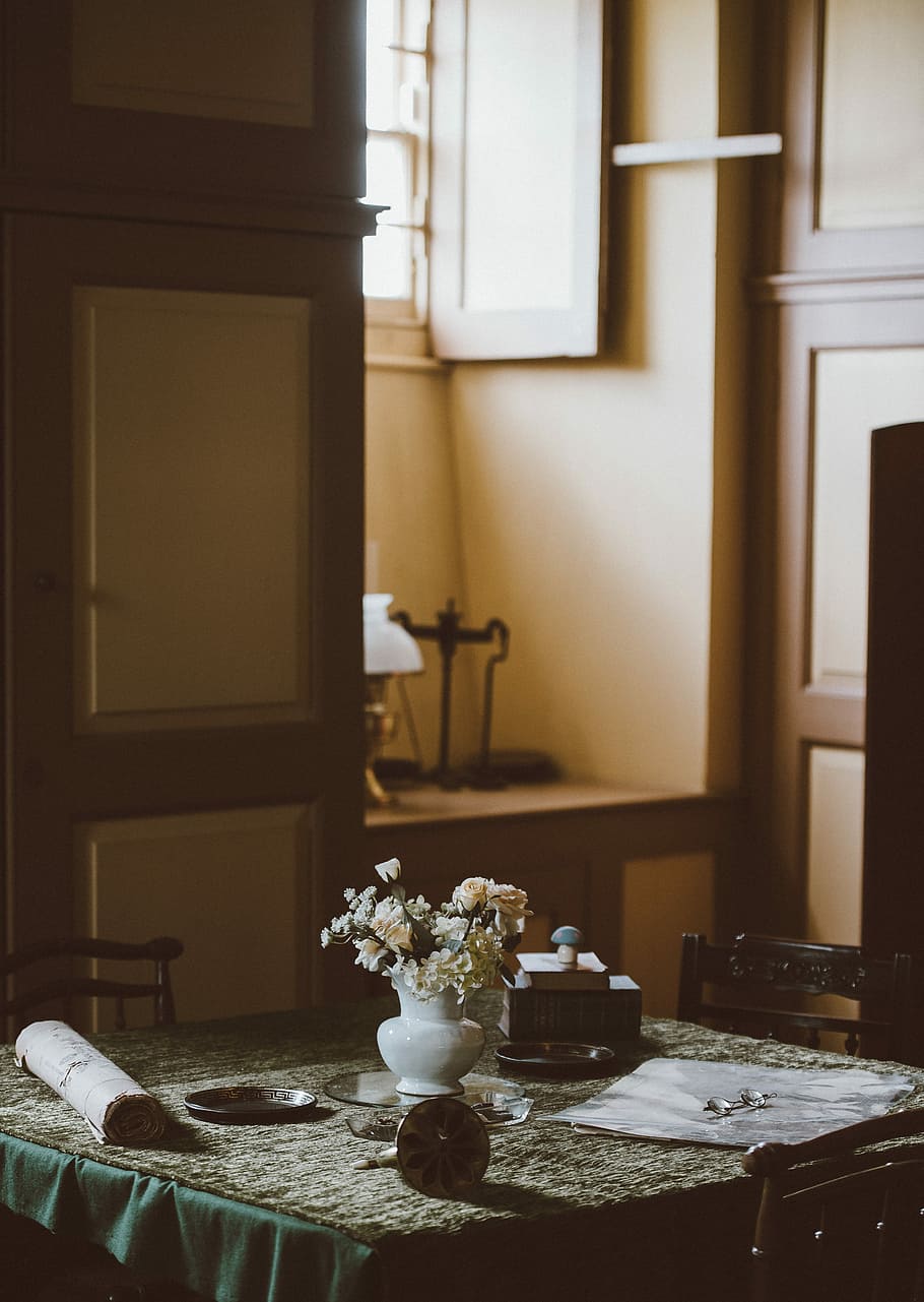 Uppark House, Petersfield, table with dining arrangement and flower HD wallpaper