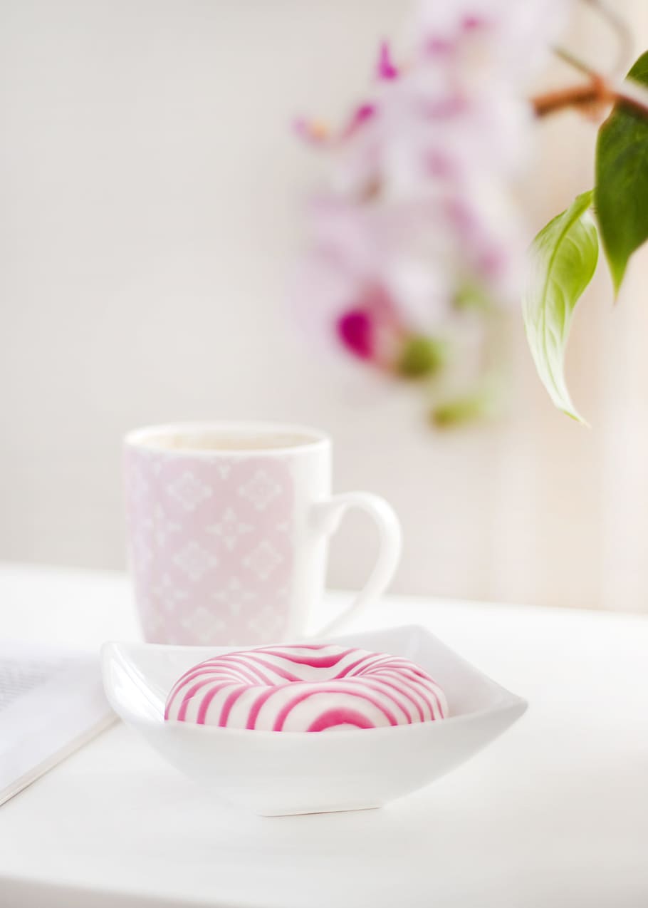 White and Pink Ceramic Mug, blur, breakfast, bright, caffeine HD wallpaper