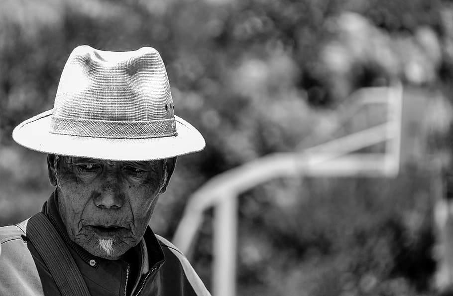 grayscale photo of man wearing hat, grayscale photo of man, Mr. White HD wallpaper