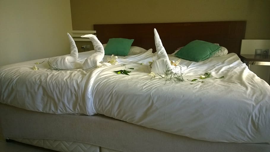double bed, decorated, holiday, hotel, bed sheet, pillow, towel HD wallpaper
