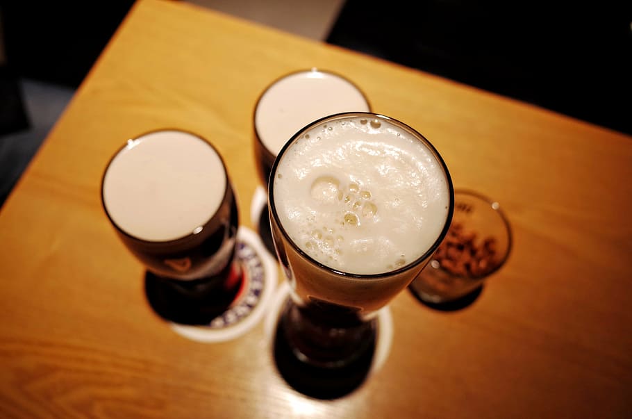 close-up photo of beer tap, pub, table, foam, glasses, drink HD wallpaper