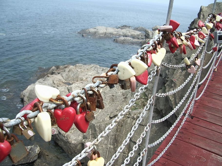Locks, Padlock, Heart, Bridge, Ocean, rocks, rope, nautical Vessel HD wallpaper