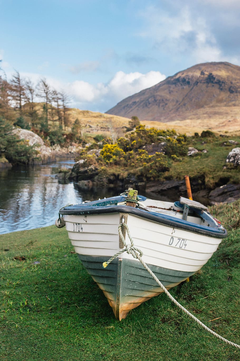 boat, rope, green, grass, lake, water, rocks, mountain, highland HD wallpaper
