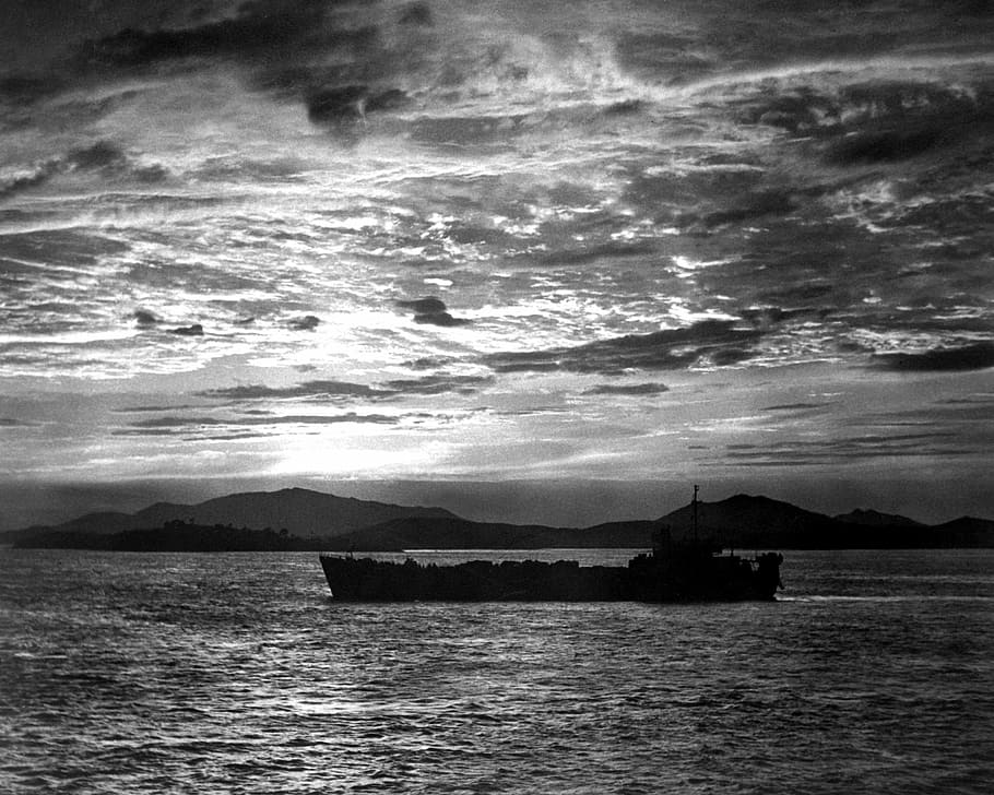 Tank landing ship enters the harbor at Inchon during the Korean War, HD wallpaper