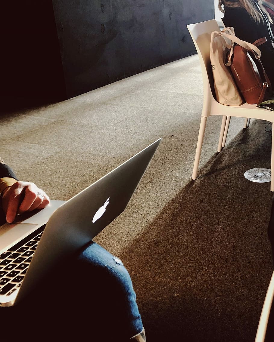 MacBook Pro on person's thighs, silver MacBook, computer, sunlight HD wallpaper