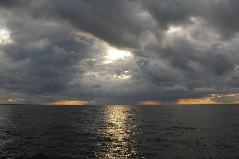 Sea, Dark Clouds, thick clouds, dramatic clouds, mood, light HD wallpaper