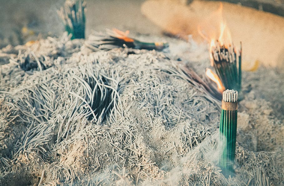 green incense burning, green incense on gray ash, fire, joss stick HD wallpaper