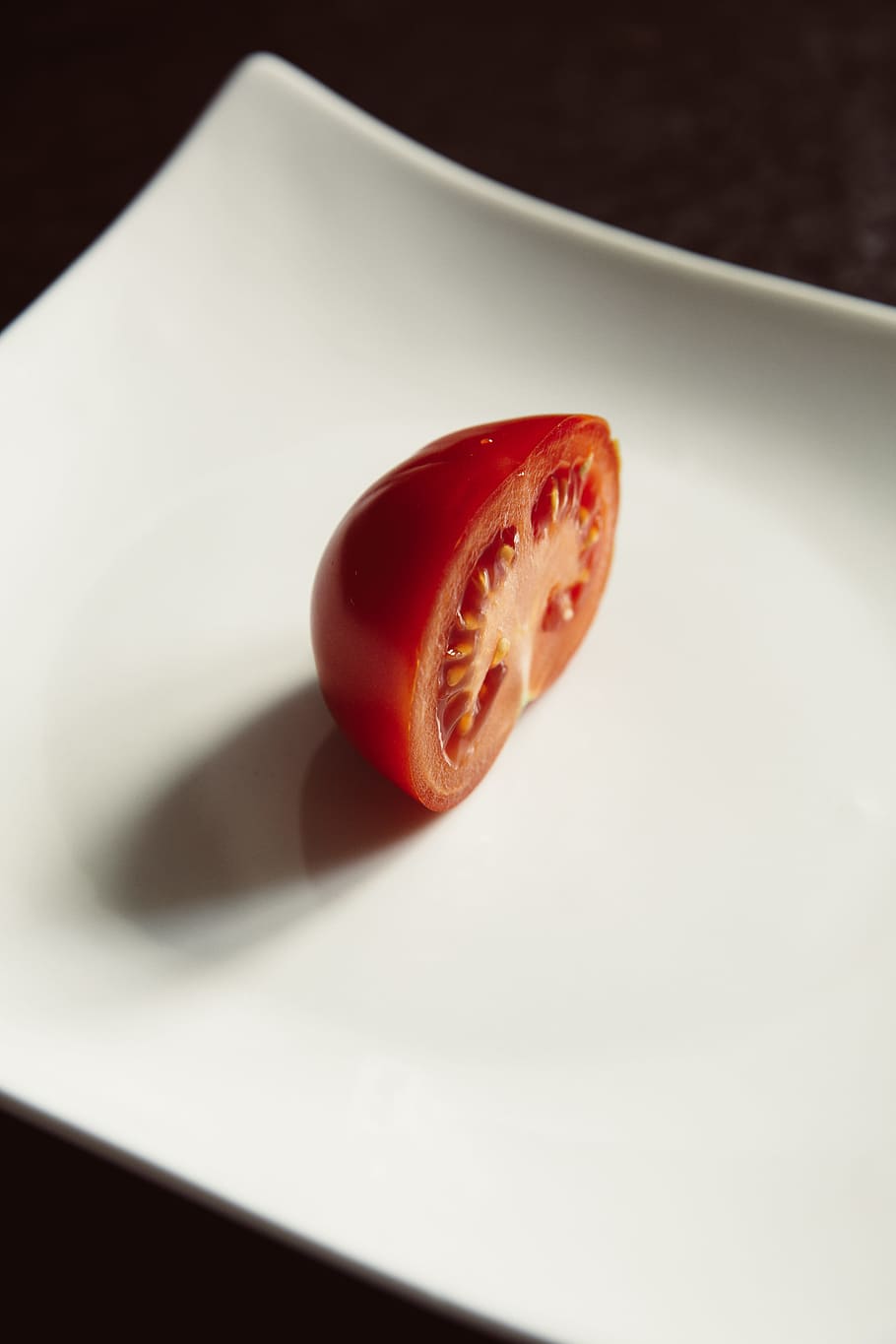 Red Tomato on White Ceramic Plate, slice, sliced, fruit, healthy eating HD wallpaper