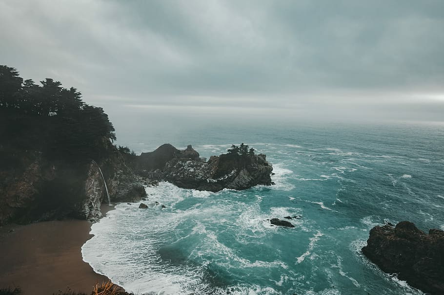 photo of ocean under cloudy sky, photo of seashore and cliff HD wallpaper
