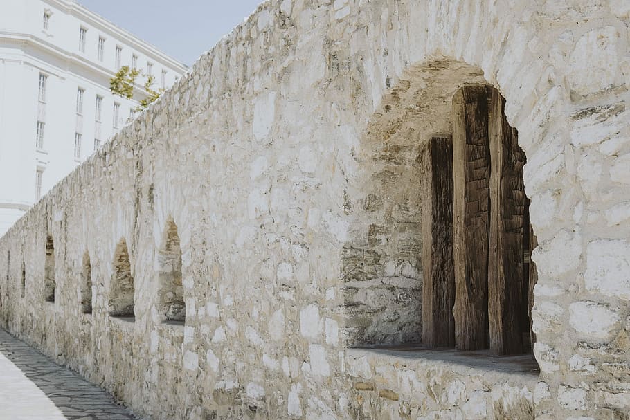 brown concrete wall during daytime, white and beige concrete building HD wallpaper