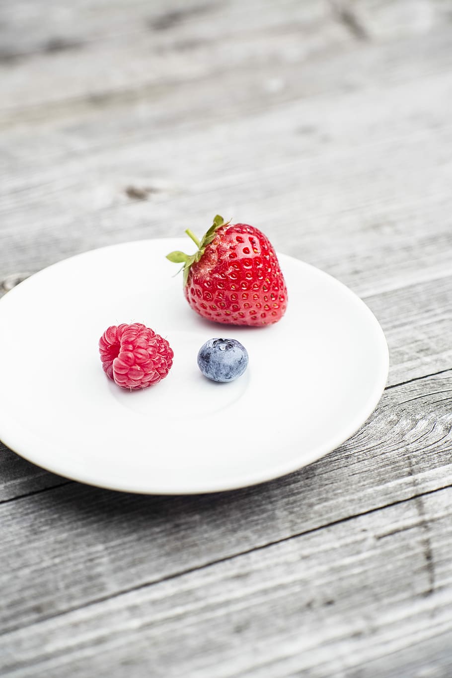 strawberry on plate, raspberry and blueberry with strawberry on plate HD wallpaper