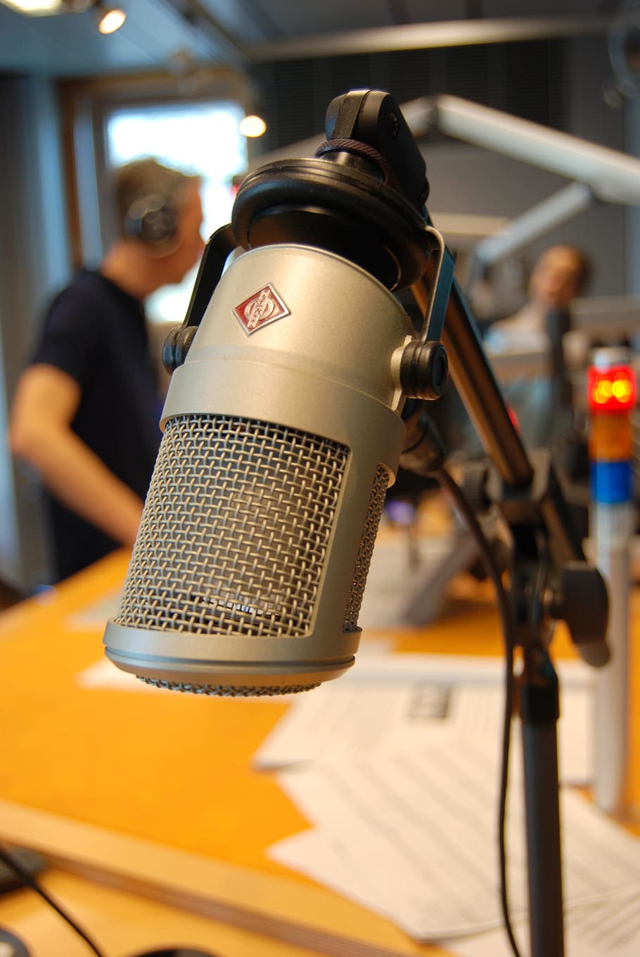 gray recording microphone, on air, radio, journalism, presenter
