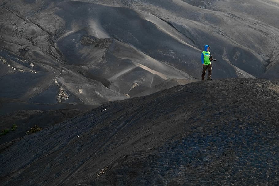 Man Hunting, person holding camera on top of mountain, hiker HD wallpaper