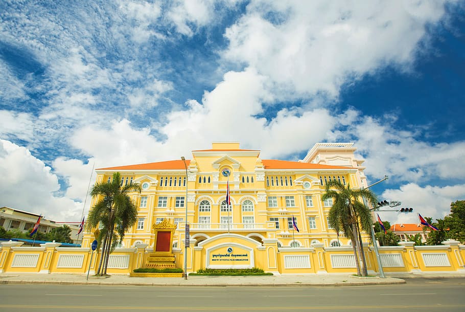 yellow building under cloudy sky during daytime, architectural photography of mansion HD wallpaper