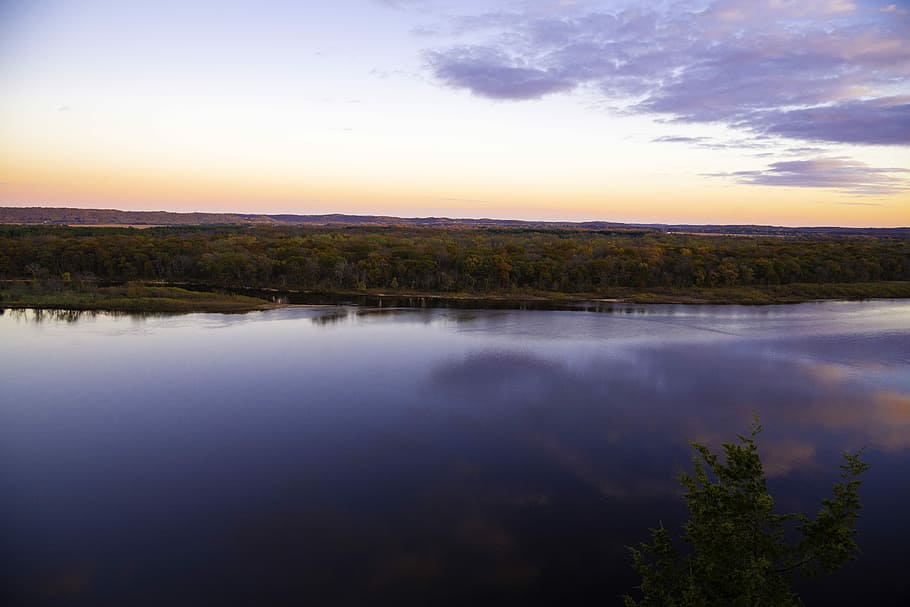 Scenic landscape view across the river at Ferry Bluff, Wisconsin HD wallpaper