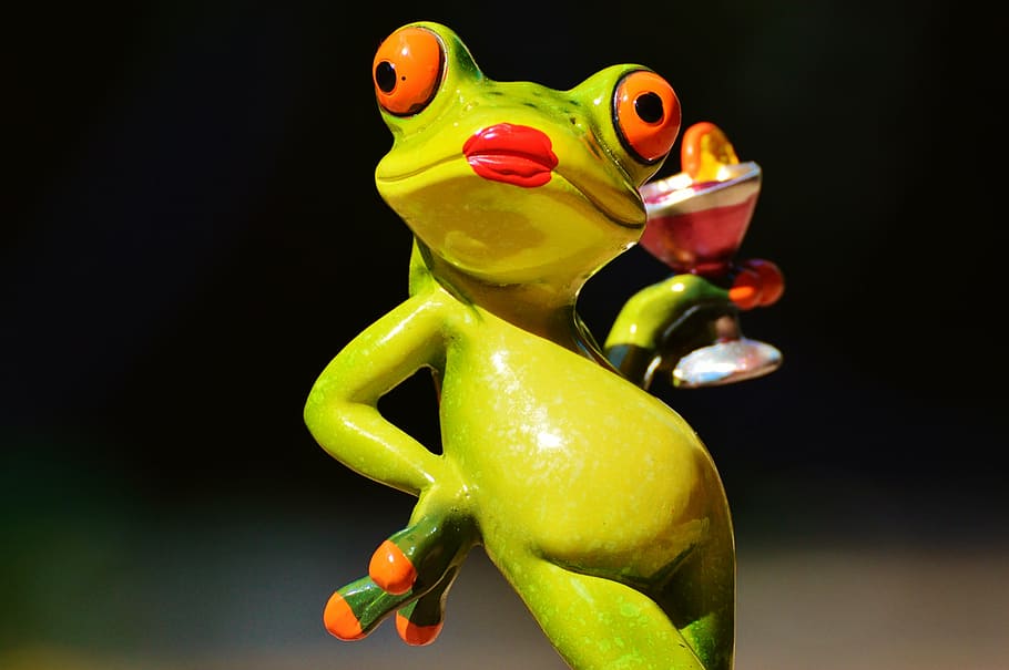 green ceramic frog holding cocktail glass figurine, chick, lady HD wallpaper
