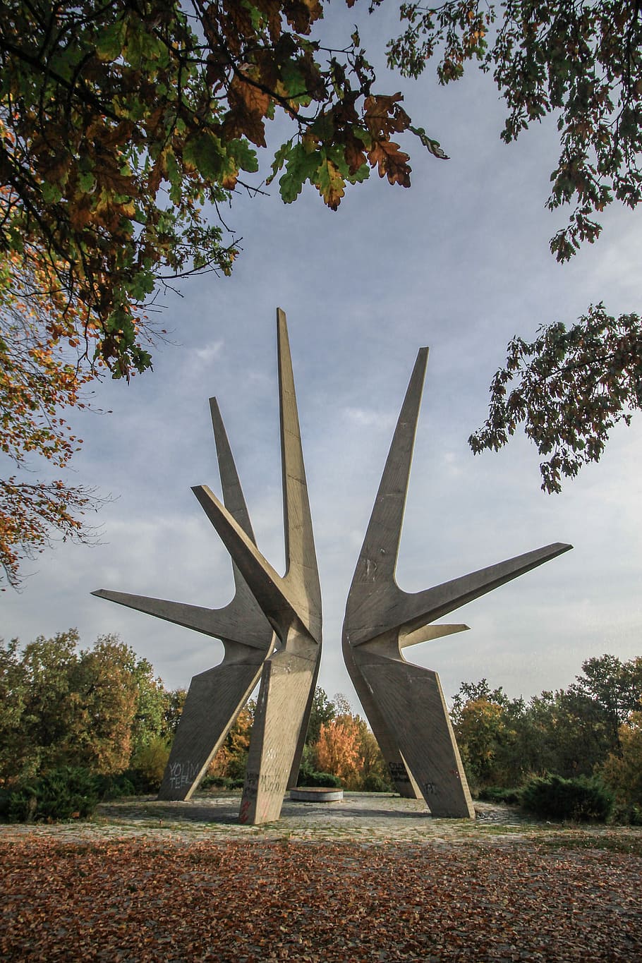 photo of gray concrete outdoor altar, gray concrete abstract statue HD wallpaper